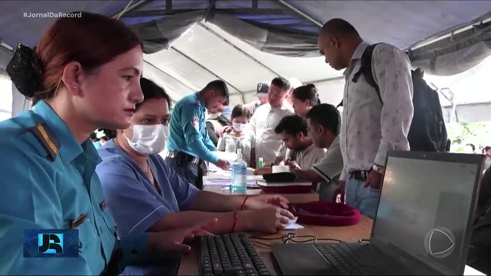 Autoridades começam a coletar DNA de familiares para identificar corpos após deslizamento no Nepal