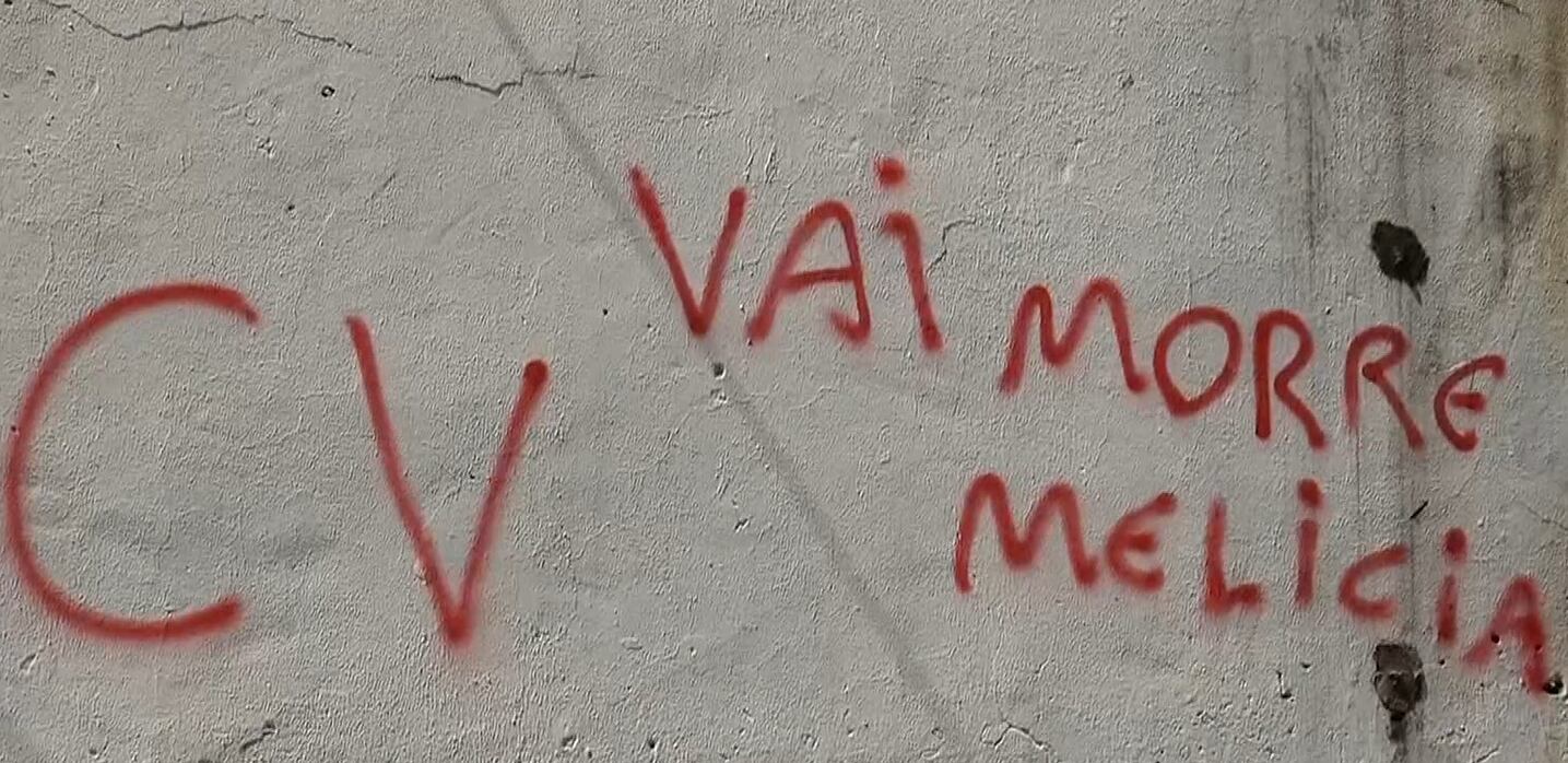 Criminosos picharam muros com a sigla do CV na Taquara, zona sudoeste do Rio
