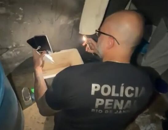 Trinta celulares e 400 gramas de drogas são apreendidos durante operação em presídio do Rio