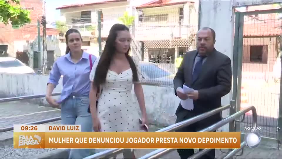 Mulher que acusa David Luiz presta novo depoimento em Fortaleza