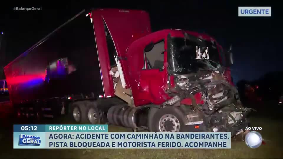 Acidente entre dois caminhões bloqueia Rodovia dos Bandeirantes, no interior de São Paulo