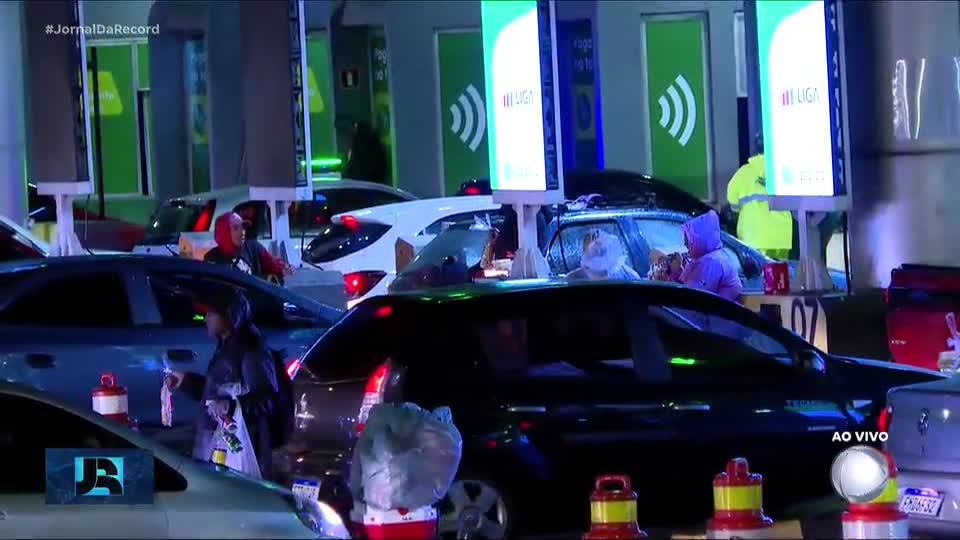Saída para o feriado já movimenta estradas que ligam SP ao litoral