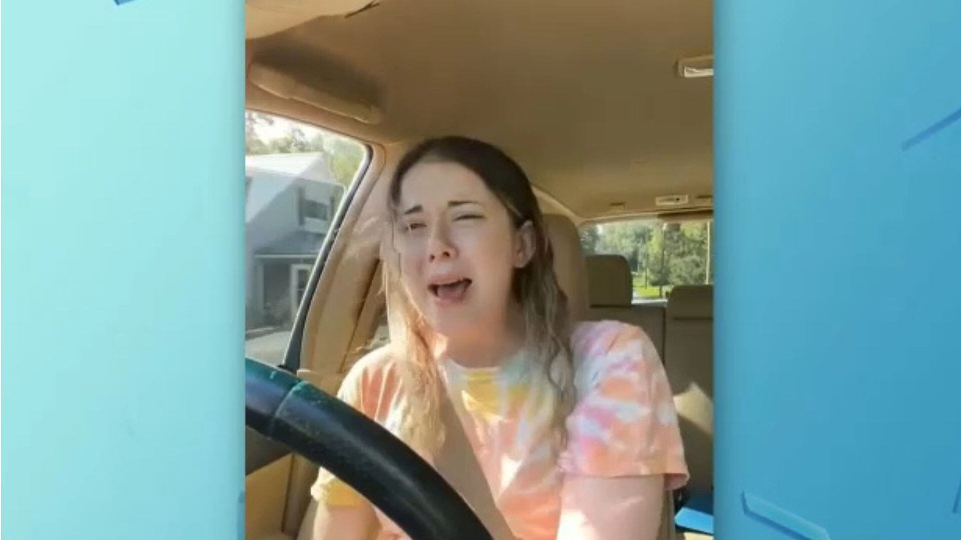 Mulher capota carro ao se distrair cantando hit de Britney Spears