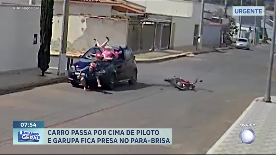 Carro atropela piloto de moto, e garupa fica presa no para-brisa