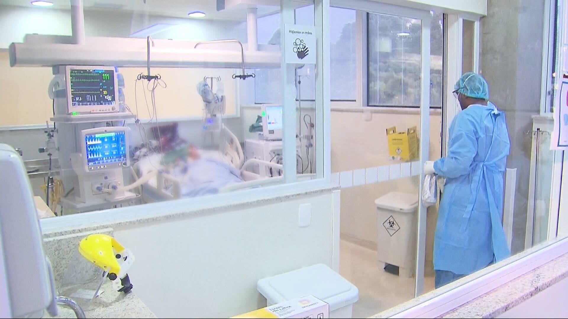 Após surto no RS, infectologista explica quem deve continuar tomando a vacina contra a Covid-19
