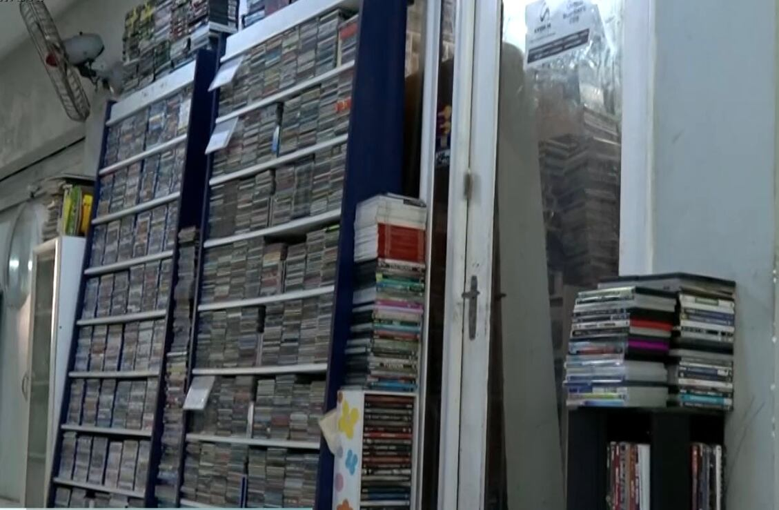 Locadora de filmes resiste ao tempo e atrai clientes no Rio de Janeiro