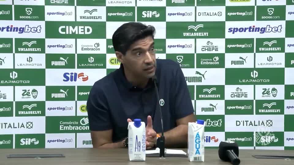 Chilique custou caro! Abel Ferreira é punido pelo STJD por ter chutado um microfone