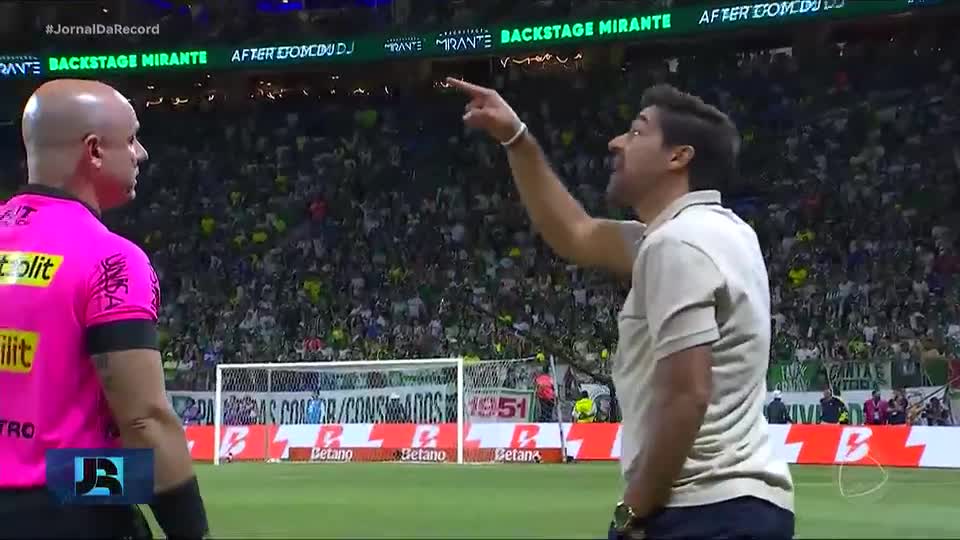 Abel Ferreira pega dois jogos de suspensão por chutar microfone em partida contra o Mirassol
