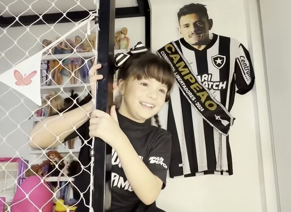 Fã mirim se emociona com retorno de Tiquinho Soares ao Botafogo