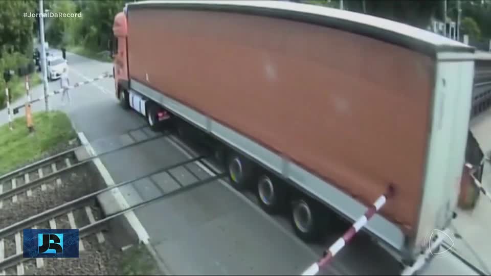 Trem atinge em cheio caminhão que ficou preso nos trilhos na Polônia