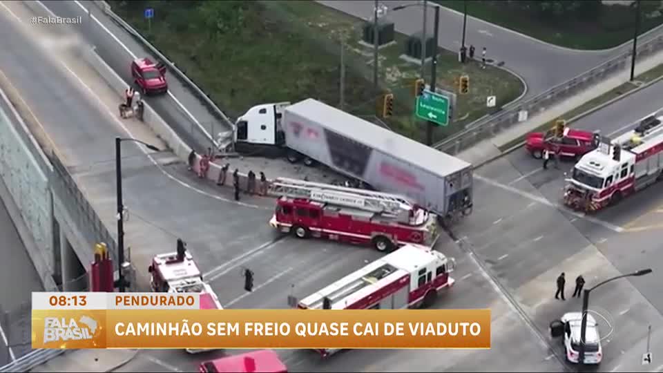 Caminhão quase cai de viaduto em Ohio após acidente