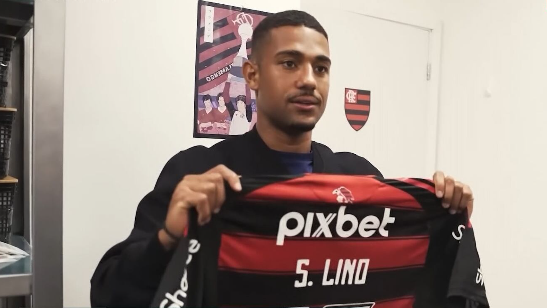 Sucesso dentro e fora dos campos: Samuel Lino, atacante do Flamengo, fala sobre seu projeto social