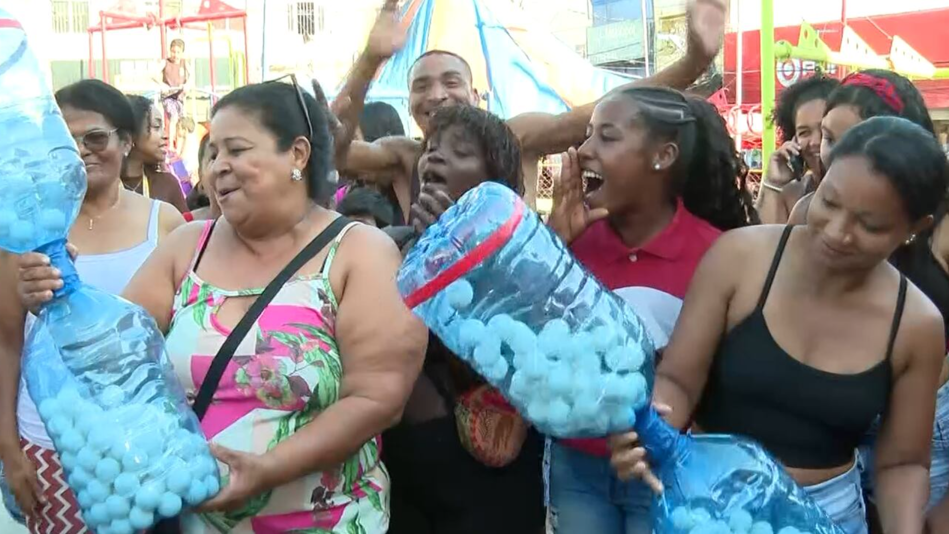 Hora da Venenosa agita Belford Roxo com samba, fofocas e Game dos 100