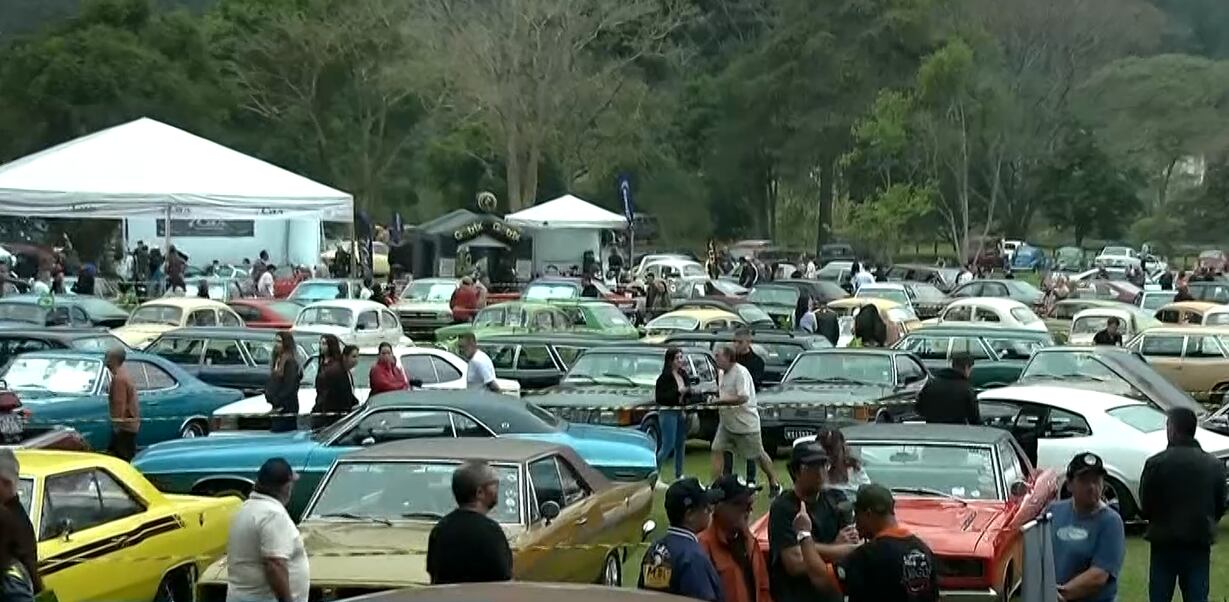 Exposição de carros antigos atrai visitantes durante feriadão em Teresópolis (RJ)