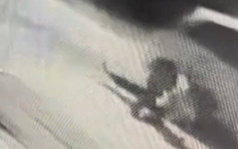 Jovem de 16 anos escapa de sequestro após usar spray de pimenta e pular de carro em movimento no Rio