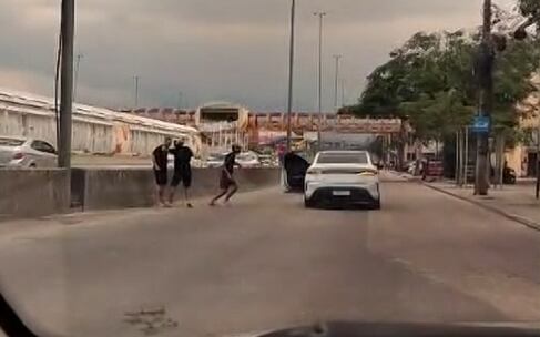 VÍDEO: Bandidos rendem motorista e roubam carro na avenida Brasil, em Guadalupe, no Rio