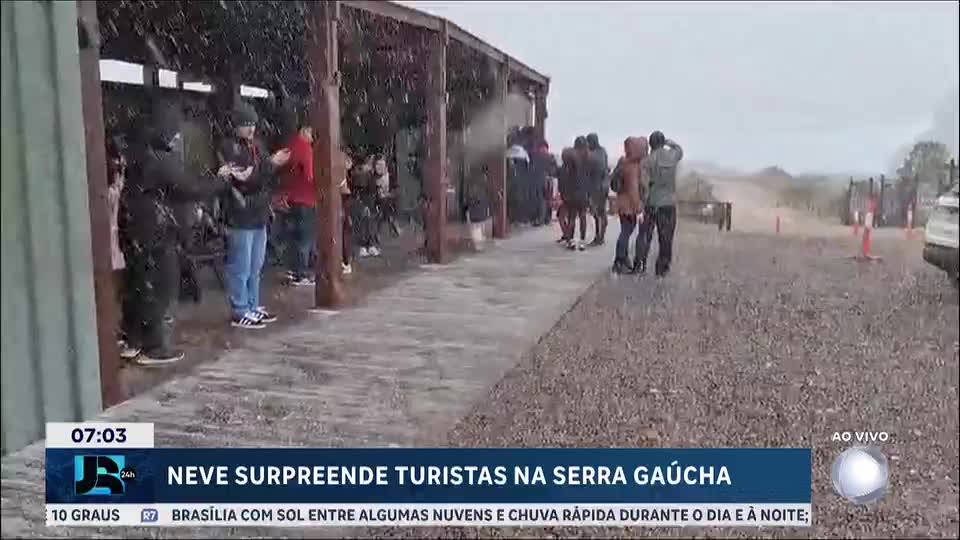 Neve surpreende turistas e transforma paisagens da Serra Gaúcha