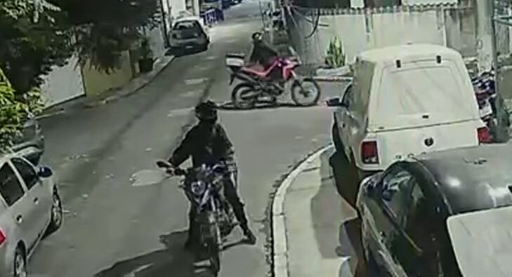 VÍDEO: Entregador tem moto furtada na porta de casa na Taquara, zona sudoeste do Rio