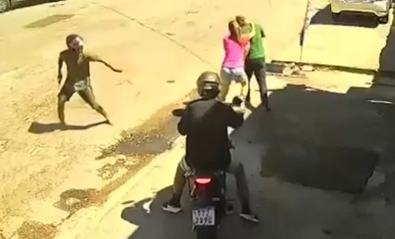 VÍDEO: Ladrões roubam cordão de tenente dos Bombeiros após luta corporal no Pechincha, no Rio