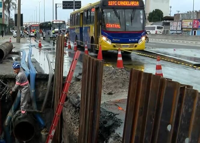 Motoristas enfrentam congestionamento após vazamento de água na avenida Brasil