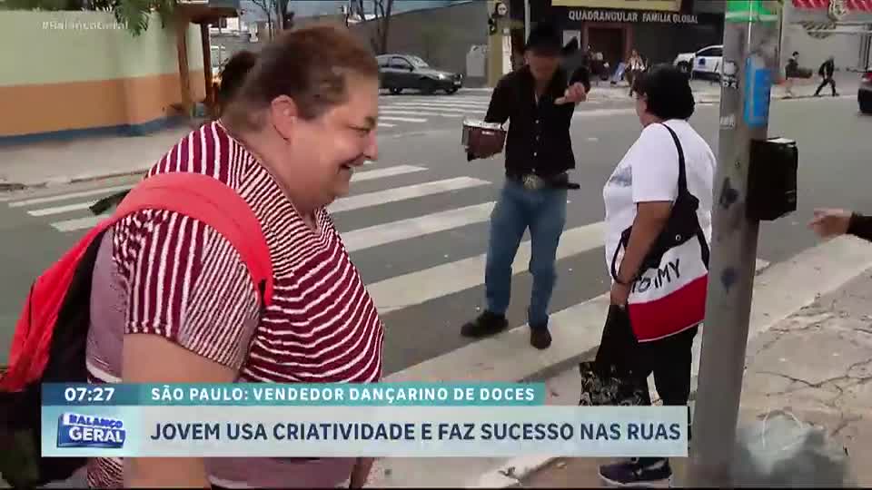 Achamos em São Paulo: Vendedor de doces conquista motoristas dançando no trânsito