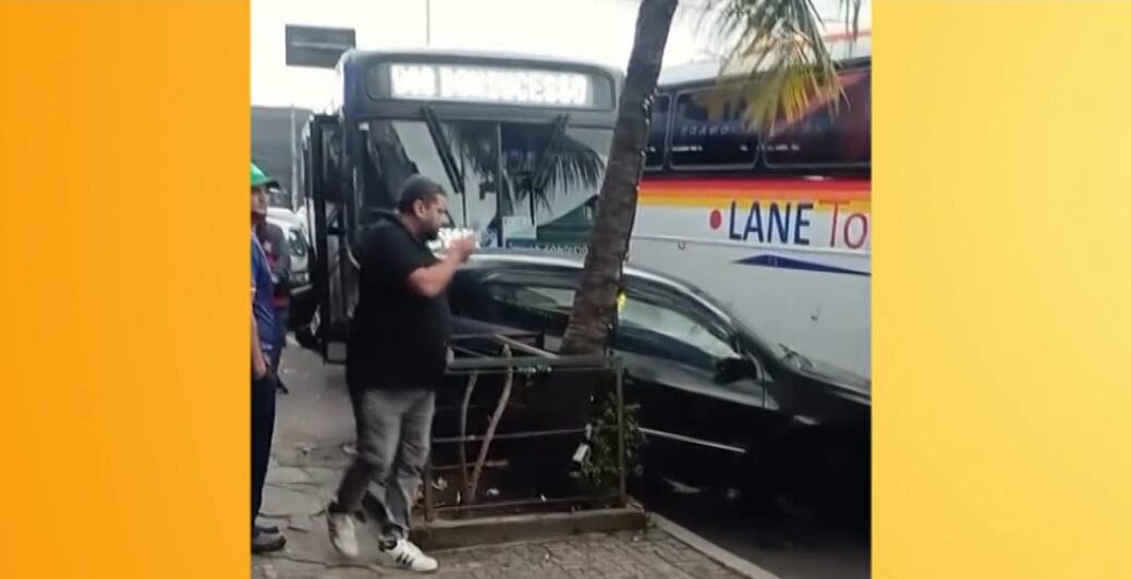 Ônibus causa acidente com quatro carros e uma moto após motorista passar mal em Oswaldo Cruz