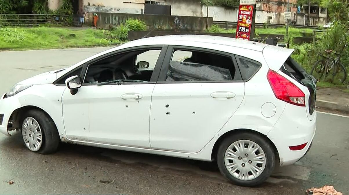 Carro abandonado por criminosos está no mesmo lugar há três dias em Vargem Grande, no Rio