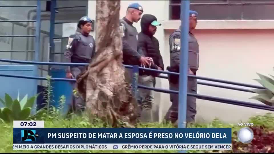 Policial militar é preso no velório da esposa; ele é suspeito de matá-la com um tiro na cabeça