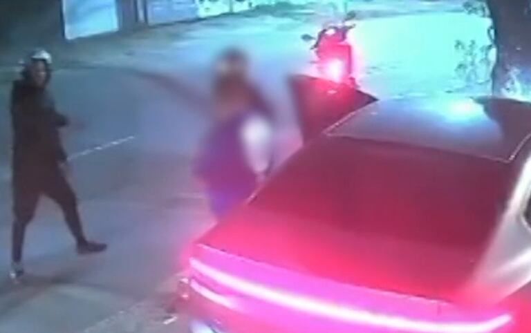 Motorista tem carro elétrico roubado e bandidos exigem R$ 15 mil para resgate em Sulacap, no Rio