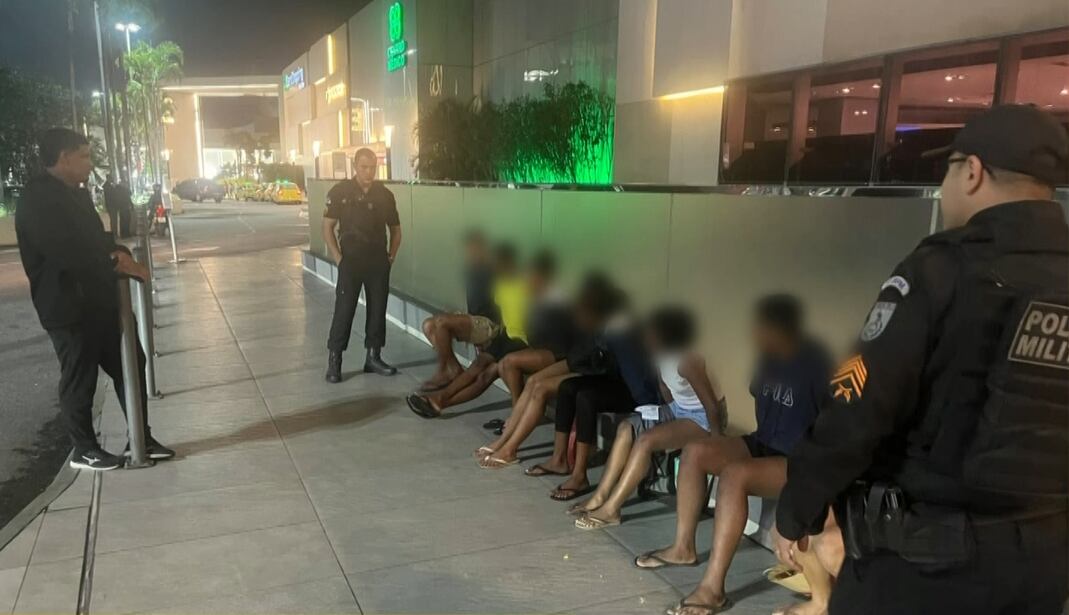Oito adolescentes são apreendidos pela PM após denúncias de arrastão em shopping na Barra, no Rio