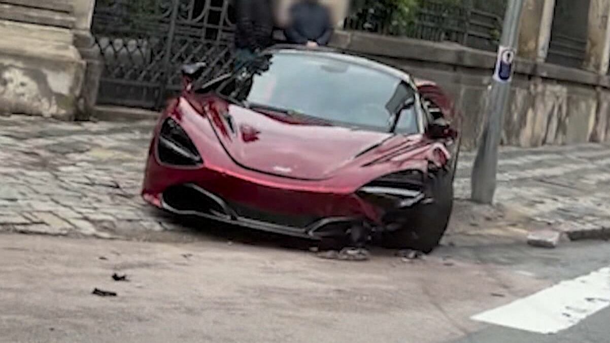 Carro de luxo avaliado em R$ 3 milhões bate contra poste e fica com a frente destruída
