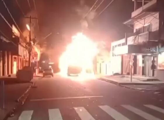 VÍDEO: Ônibus pega fogo durante a madrugada em Austin, Nova Iguaçu (RJ)
