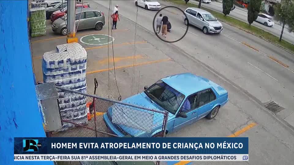 Criança é salva de atropelamento no México