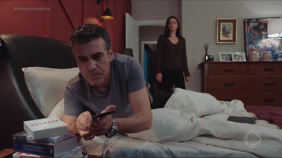 Volkan tenta ler mensagem no celular de Asya, mas ela percebe e reage | Iludida