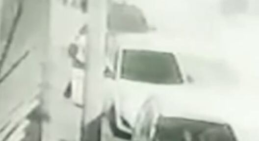 VÍDEO: Adolescente escapa de tentativa de sequestro ao pular de carro em movimento no Rio