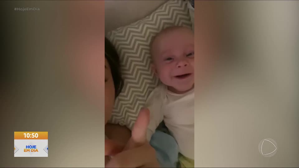 Bebê de apenas três meses viraliza nas redes sociais ao responder ao 'bom dia' da irmã