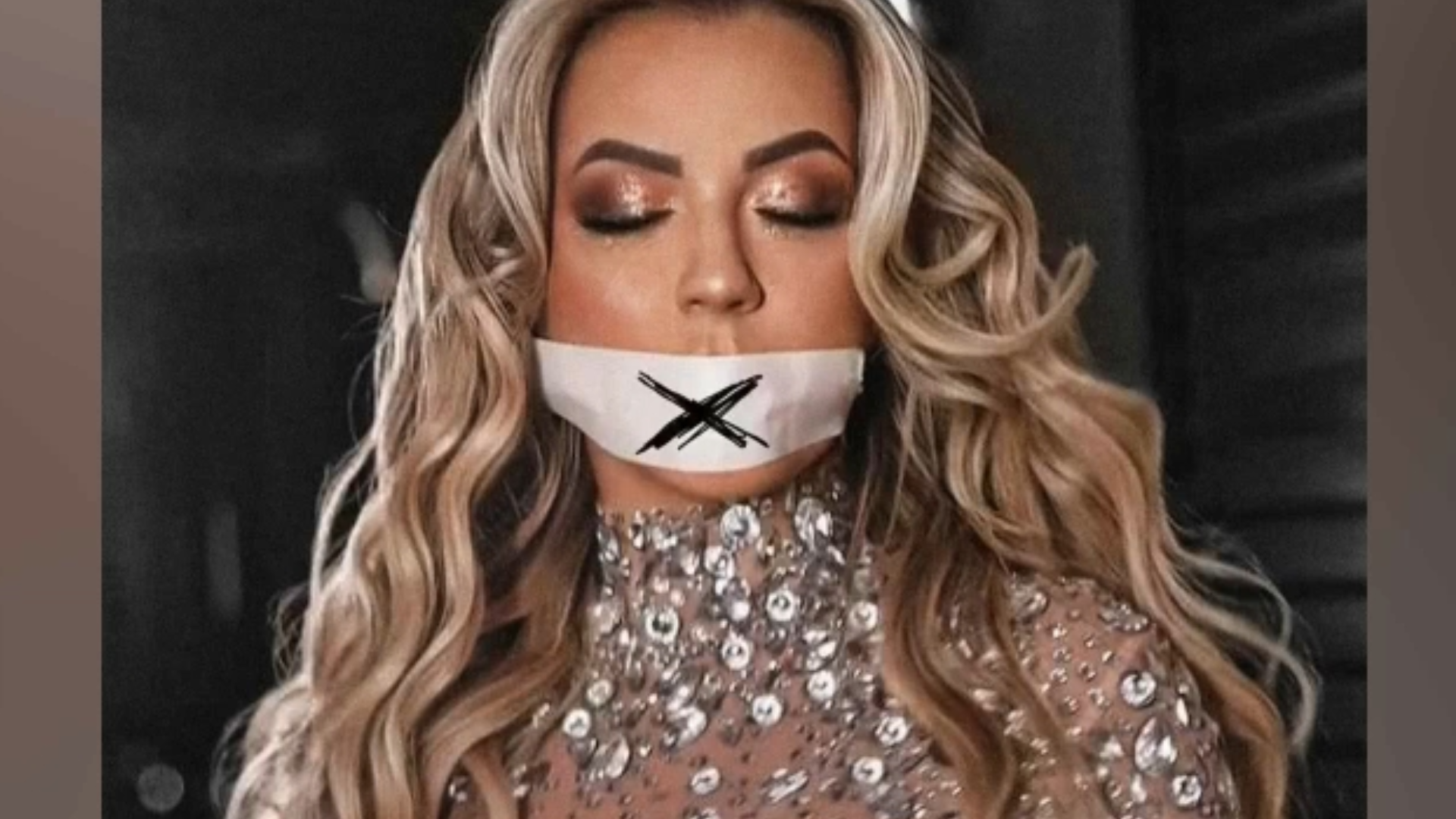 Deolane posta foto com esparadrapo na boca após ser solta