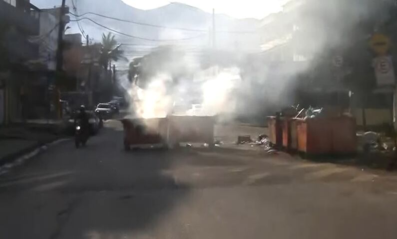 Criminosos colocam fogo em lixeiras e bloqueiam vias durante ação do Bope na Gardênia Azul, no Rio