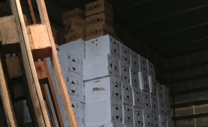 Polícia apreende 16 mil unidades de gás usado na fabricação de lança perfume em Caxias (RJ)