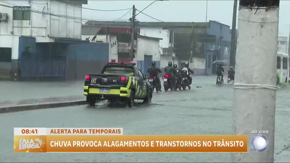 Chuvas intensas causam alagamentos em Santos (SP) e dificultam trânsito