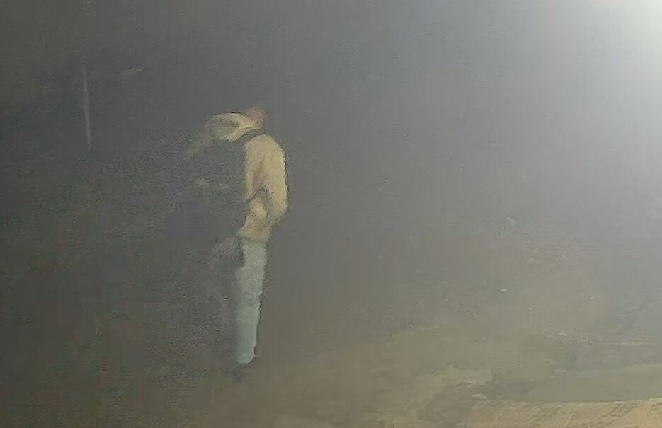 Vídeo flagra suspeito de matar a ex-companheira saindo durante a madrugada da casa dela no RJ
