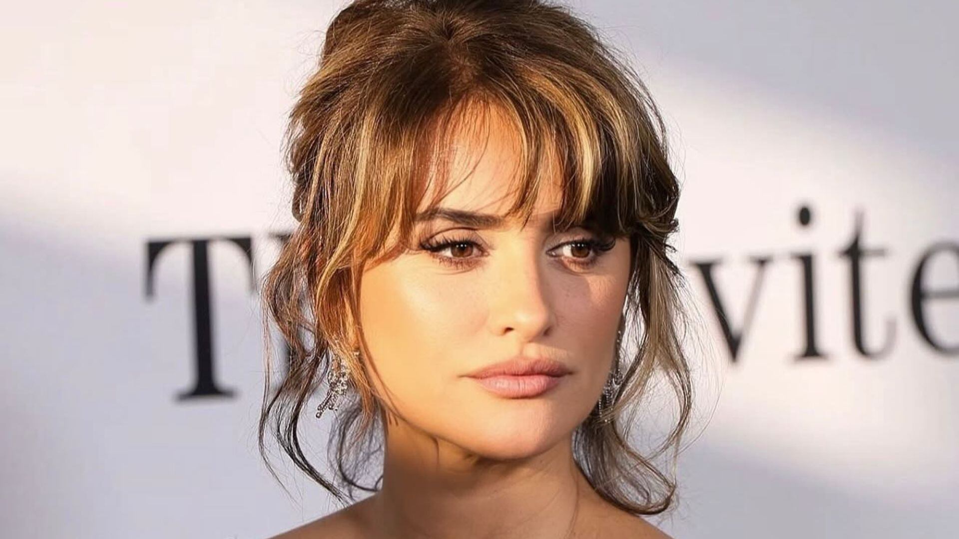 Penélope Cruz é ovacionada e se emociona no festival de Veneza