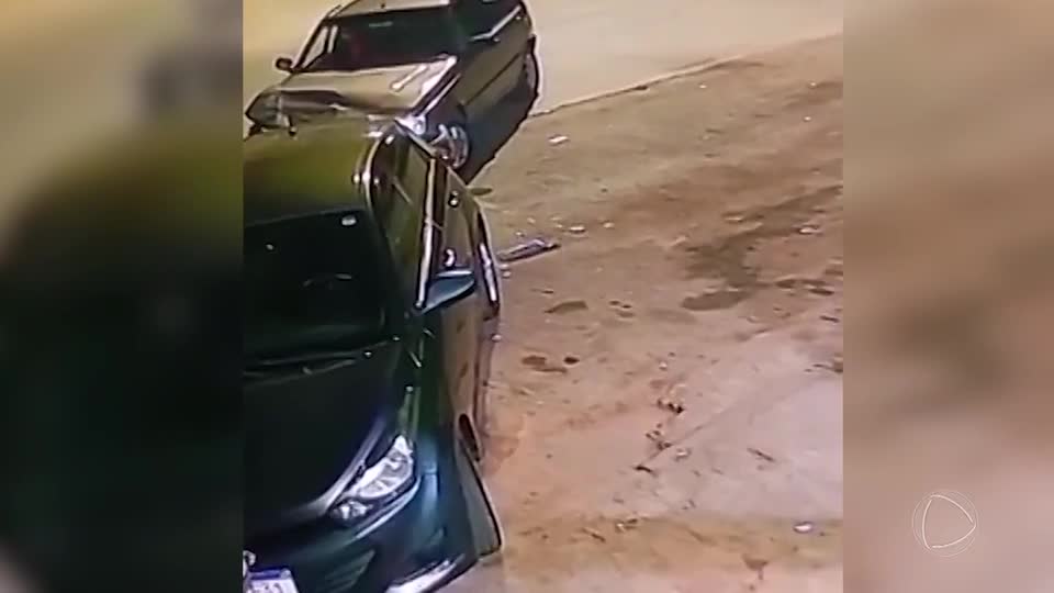 Acidente em Águas Claras (DF): motorista foge após colidir com carro estacionado