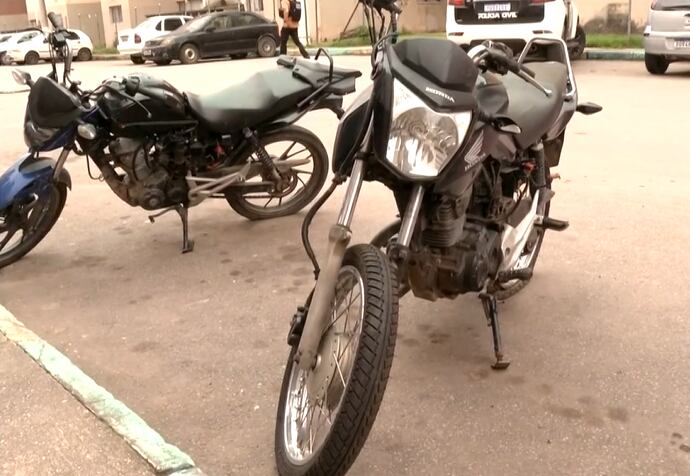 Polícia apreende oito motos roubadas e carro clonado durante operação em Belford Roxo (RJ)