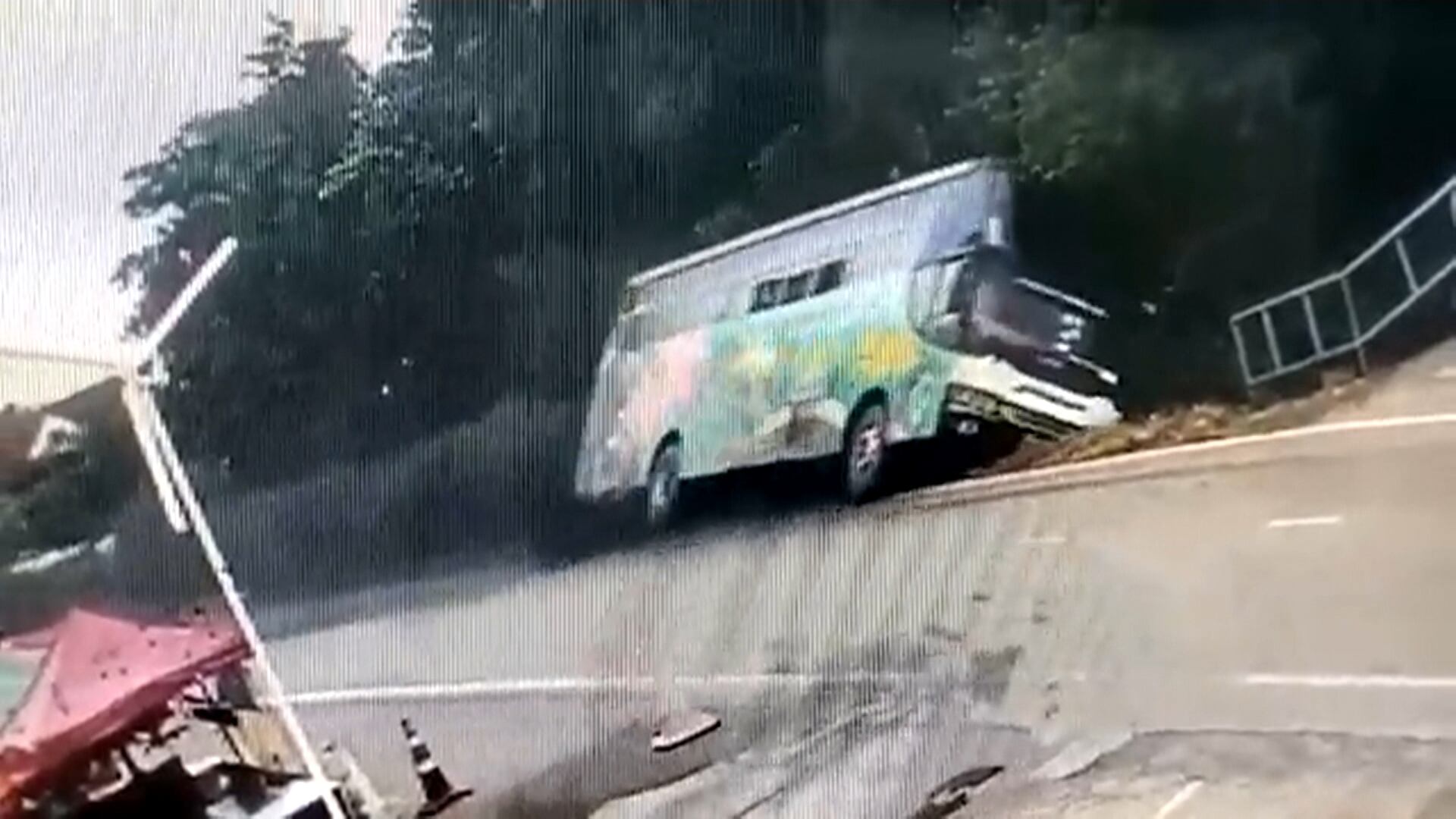 Ônibus que transportava trabalhadores tomba e cai em canal na Tailândia; veja vídeo