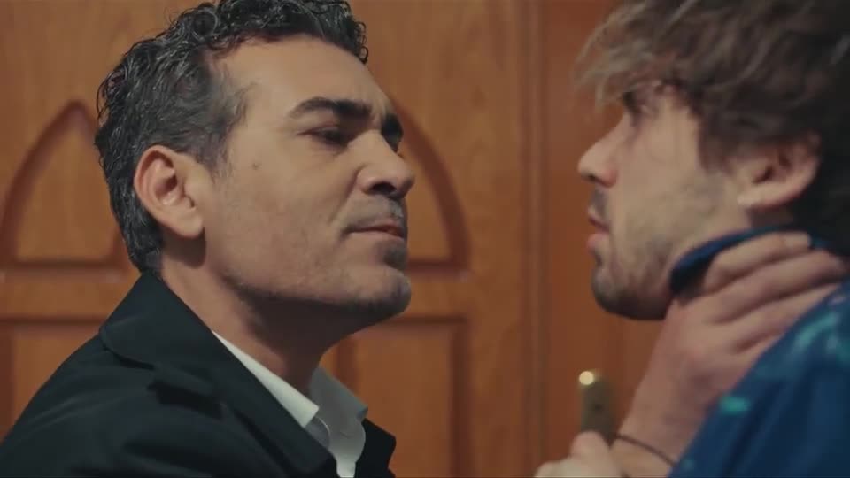 Volkan se revolta e tem a chance de dar o troco | Iludida