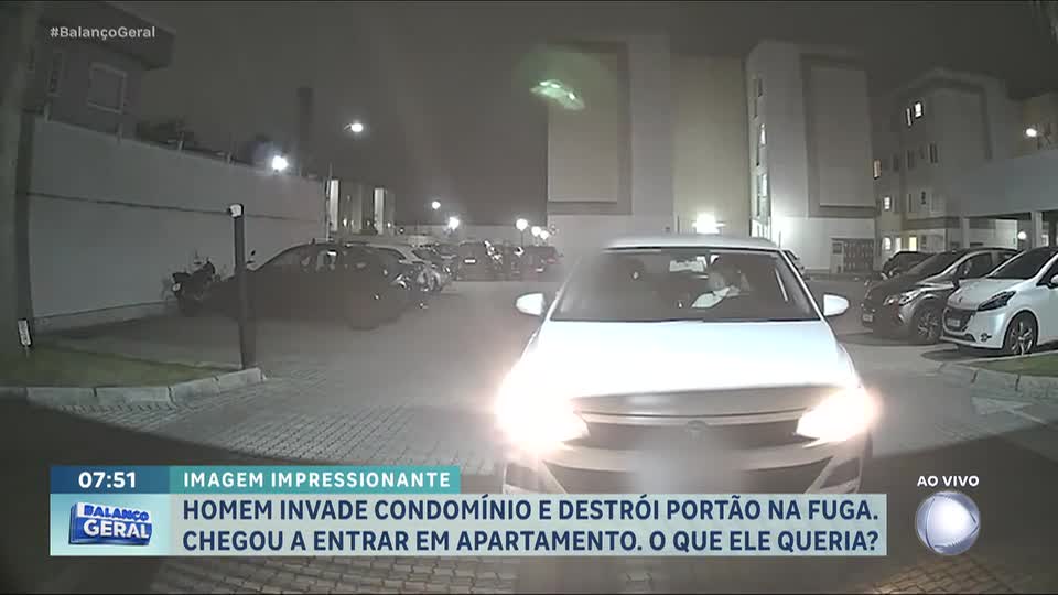 Motorista invade condomínio à procura da namorada e arromba portão durante a fuga