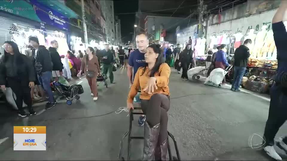 Rolê da Fu: Márcia Fu pega carona com sacoleiras para conferir a Feira da Madrugada do Brás