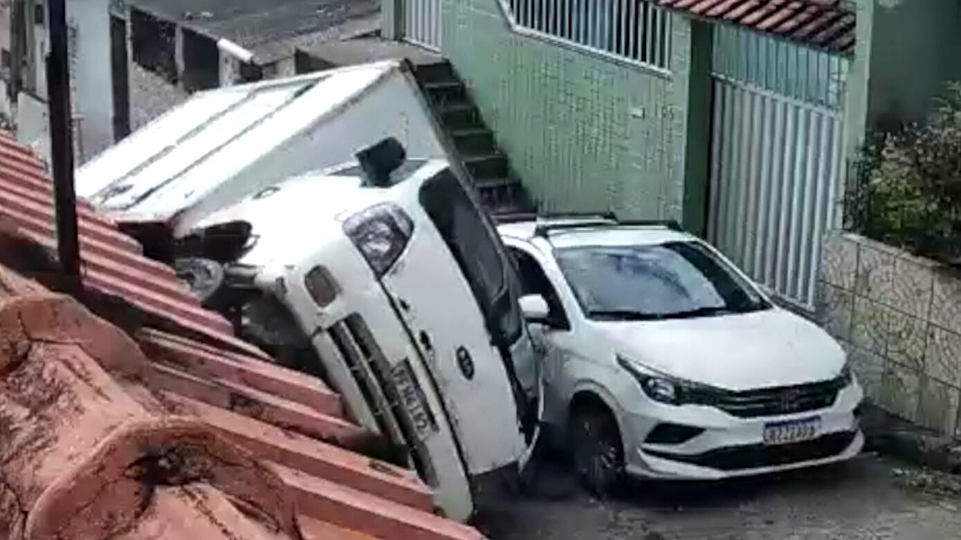 Acidente em área de declive deixa motorista ferido