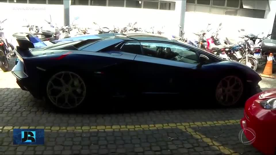 Polícia apreende dois carros de luxo em investigação sobre disputa de rachas em São Paulo